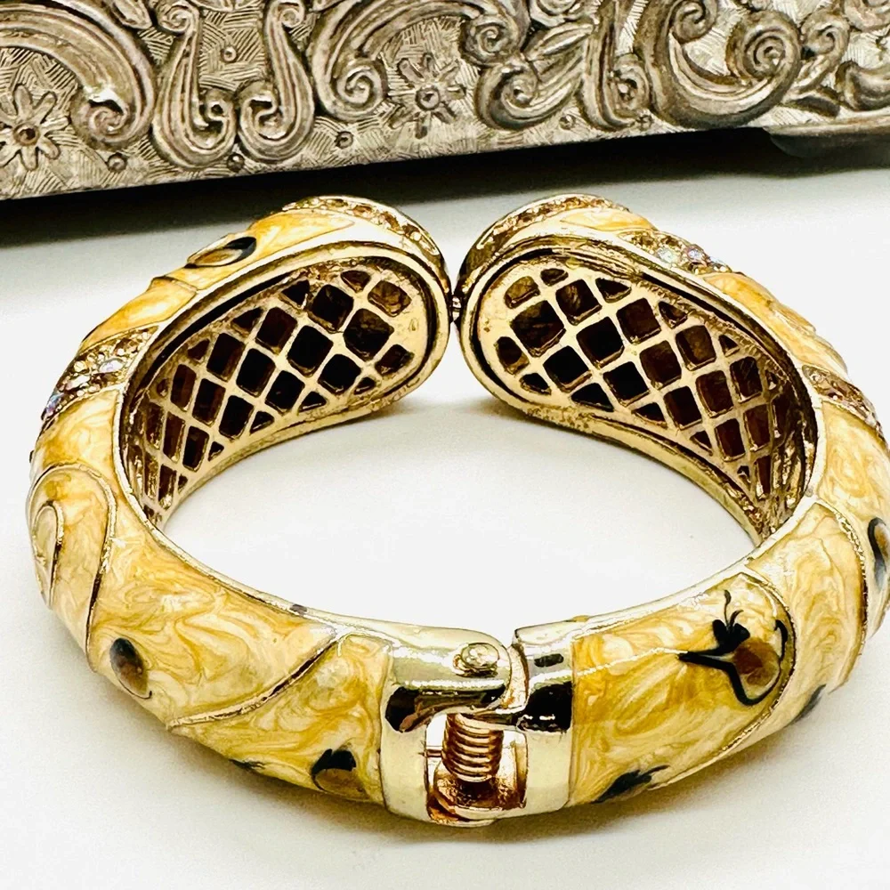 🔥 Gorgeous Rhinestone Statement Bracelet - Picture 6 of 17